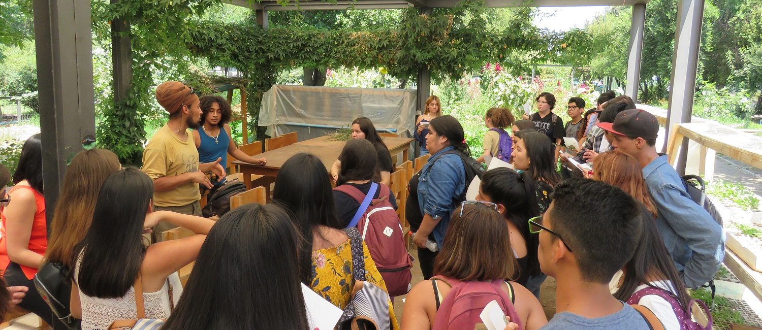 Funcionarios de la Facultad de Agronomía e Ingeniería Forestal, hablando sobre la carrera a estudiantes de PACE UC, en la pérgola del Huerto San Francisco, en Campus San Joaquín.