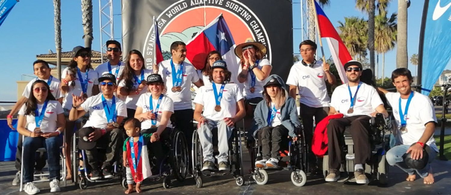 Estudiante UC Sara Lara en el escenario de la premiación de Mundial de Surf Adaptado en California, Estados Unidos, junto a otros participantes premiados.