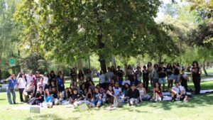 Grupo de estudiantes posando en el patio de Campus San Joaquín