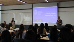 Profesionales de PACE UC junto a estudiantes en charla de inserción PACE