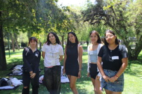 Grupo de estudiantes y Ayudante posando a la cámara durante bienvenida PACE UC